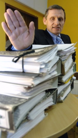 Jiří Čunek pózuje u svého vyšetřovacího spisu, listopad 2007.