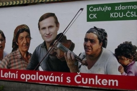 Nedaleko plzeňského autobusového nádraží, v Tylově ulici, se objevil billboard, který upozorňuje na postoj vicepremiéra a předsedy KDU-ČSL Jiřího Čunka k Romům.