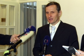 Jiří Čunek právě oznamuje, že opouští Topolánkovu vládu.