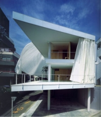 Dům se závěsy od architekta Shigeru Bana.