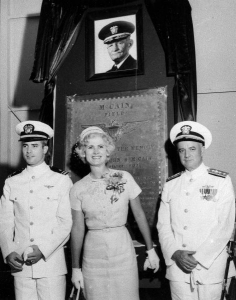 John McCain (vlevo) se svými rodiči (1961).