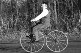 Cyklista v roce 1908.