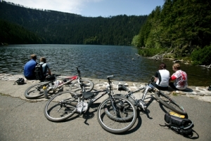 Ilustrační foto: cyklisté u Černého jezera.
