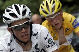 Contador (vlevo) a Rasmussen, druhý a první v aktuálním pořadí cyklistické Tour de France. Na co přišli celníci ve vozech jejich stájí?
