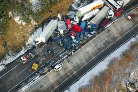 Letecký snímek čtvrteční hromadné nehody na dálnici D1.