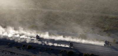 Motocyklisté se musejí na Dakaru prodírat skrz mračna písku.