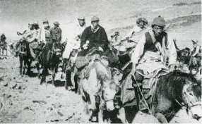 Karavana s Jeho Svatostí dalajlamou na cestě z Lhasy roku 1959.