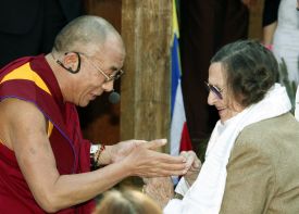 Dalajlama zdraví ženu rakouského horolezce a spisovatele Heinricha Har