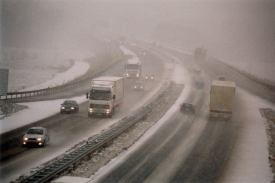 Sníh kopmlikuje dopravu zejména na Vysočině.