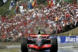 Lewis Hamilton a jeho vůz na okruhu v Maďarsku.