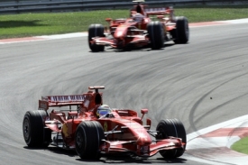Jezdci Ferrari se snaží dohnat náskok McLarenu.