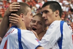 Martin Fenin, Tomáš Mičola a Ondřej Mazuch se radují ze vstřeleného gólu do branky Rakouska.