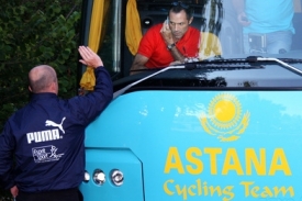 Vinokurov sice doping pop&iacute;r&aacute;, ale stejně byl vyhozen z t&yacute;mu.