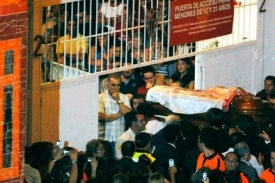 Na pohřbu španělského fotbalisty.