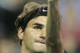 Federer při podání na turnaji v Americe.