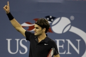 Radost Federera po souboji s Roddickem.