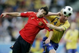 Španělský kanonýr Villa v hlavičkovém souboji se Švédem Hanssonem.
