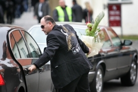 Michal David, když jde na pohřeb.