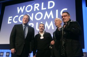 Zprava: Bono, Klaus Schwab, Al Gore, Thomas Friedman na davoském fóru