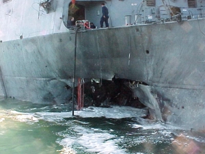 USS Cole po teroristickém útoku.