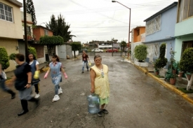 Obyvatelé postižených částí Mexika chodí pro zásoby pitné vody