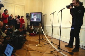 Novináři sledují debatu Václava Klause a Jana Švejnara.