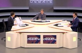 Snímek z pondělní televizní debaty.