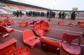Vytrhané sedačky na tartanové dráze stadionu na Strahově.