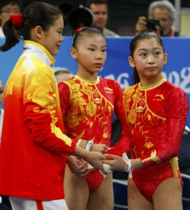 Podezřelé gymnastky Che Kche-sin (uprostřed) a Ťiang Jü-jüan (vpravo).