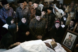 Prezident Susilo Bambang Yudhoyono (uprostřed) u Suhartovy rakve.