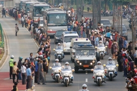 Smuteční konvoj v ulicích Jakarty