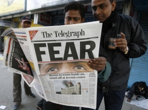 Indové čtou noviny: titulní strana hlásá Strach.