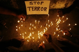 Lidé v Indii zapalují svíčky na památku obětí teroristického útoku.