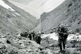 Tibetští partyzáni podporovaní CIA na hranici s Nepálem (asi 1960).