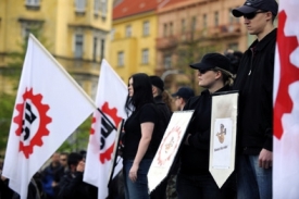 Demonstrace Dělnické strany na náměstí Jiřího z Poděbrad.