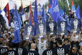 Srbští ulranacionalisté protestují proti vydání Karadžiče do Haagu.