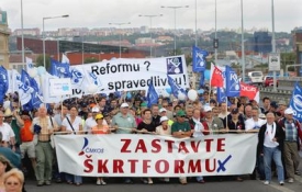 Odboráři pochodují po pražské magistrále směrem k Václavskému náměstí během protestů proti vládní reformě veřejných financí
