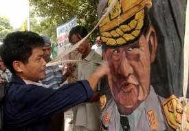 Demonstrace proti barmské juntě v Dillí. Na transparentu Tan Šwe.