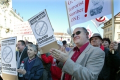 Bývalý ministr zahraničí Jan Kavan byl na demonstraci také.