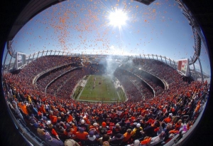 Stadion Invesco Field v Denveru, kde zakonč&iacute; demokrat&eacute; svůj sjezd.