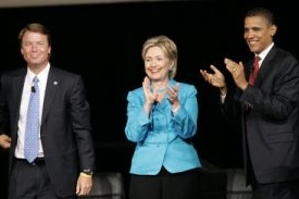 Demokratičtí kandidáti: Edwards, Clintonová, Obama (zleva)