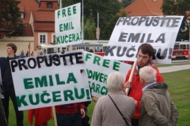 Emil Kučera utekl z Indie. Na snímku demonstrace na jeho podporu.