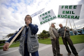 V Praze se na podporu vězněného entomologa konala demonstrace.