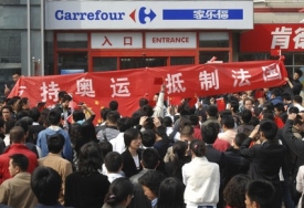 Demonstrace před čínským Carrefourem.
