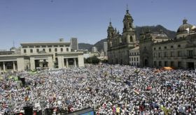 Demonstranti se sešli na hlavním náměstí v Bogotě.