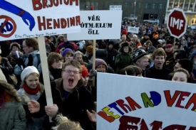 Islanďané demostrující v ulicích Reykjavíku.