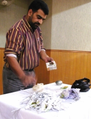 Pan Zulfikar demonstruje výrobu papírmašé.