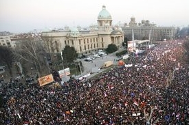 Více než sto padesát tisíc lidí zaplnilo centrum Bělehradu.