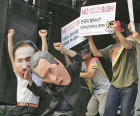 Jihokorejští demonstranti protestovali proti Bushově politice.