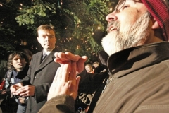 Starosta Třeb&iacute;če Ivo Uher (uprostřed) se vydal mezi demonstranty.